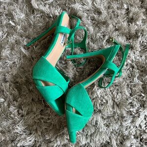 Green suede Steve Madden sandals with heel. Size 9. Never worn.